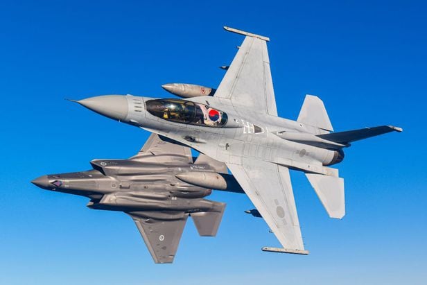 지난해 8월 24일 공군 KF-16(앞)과 호주 F-35A(뒤)이  호주 상공에서 편대비행을 하는 장면.  권형 원사(진)이 촬영. /공군 제공