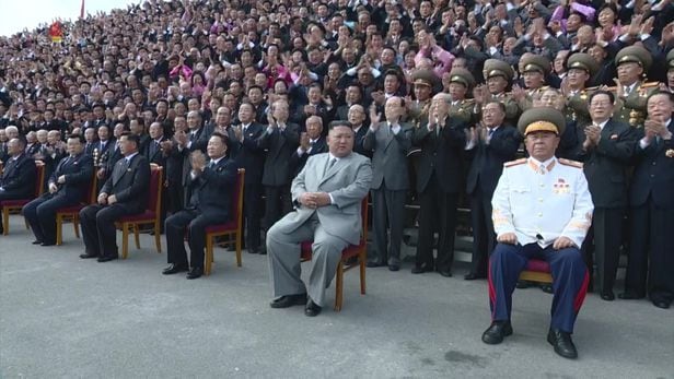 북한 조선중앙TV는 김정은 북한 국무위원장이 지난 10월 조선노동당 창건 75주년 경축 열병식 참가자 및 경축대표와의 기념사진을 촬영하고 있다. /뉴시스