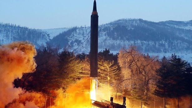 북한이 올 들어 중거리 탄도미사일(IRBM)인 화성-12형 시험 발사에 성공했다. /조선일보 DB