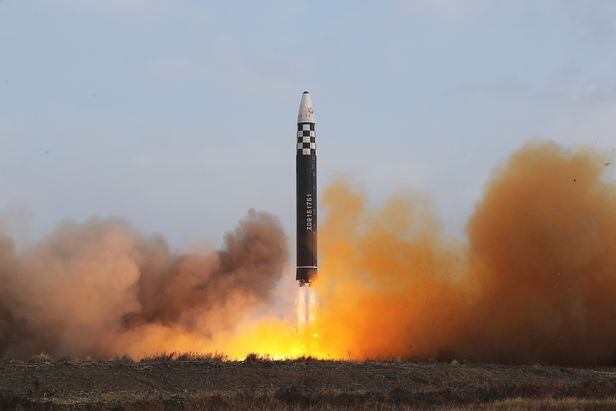 지난 18일 '괴물 ICBM'(대륙간탄도미사일)으로 알려진 '화성-17형'이 북한 순안비행장에서 발사되고 있다. /뉴스1