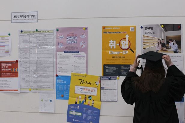 2019년 2월 21일 오후 서울 성신여자대학교에서 열린 학위 수여식에서 한 졸업생이 취업 게시판에 걸린 채용 정보를 바라보고 있다. /장련성 객원기자