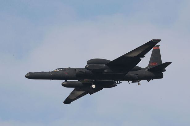 북한이 정찰위성을 발사한 다음날인 22일 경기 평택시 주한미군 오산공군기지에서 U-2S 고고도정찰기가 착륙하고 있다. /뉴스1