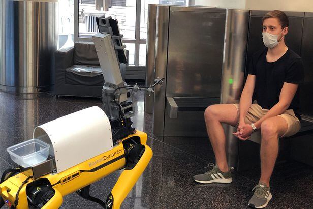 미국 보스턴의 브리검 여성병원과 MIT 연구진은 로봇개 스폿의 카메라로 2m 거리에서 사람의 체온과 맥박, 혈중 산소 포화도, 호흡수를 측정하는 데 성공했다./MIT