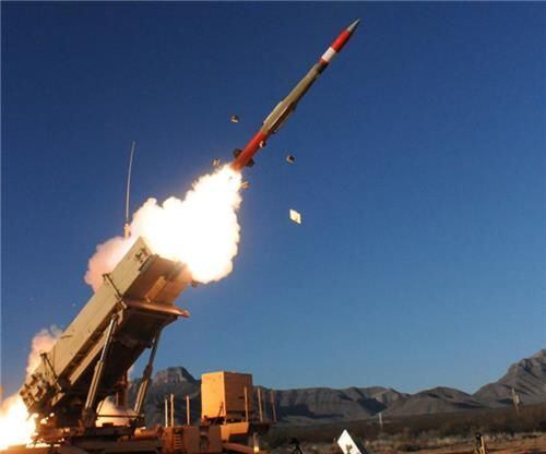 올해부터 우리 군도 도입할 패트리엇 최신형인 PAC-3 MSE미사일 발사 장면. 기존 PAC-3에 비해 요격고도가 2배 가까이 높아졌지만 1발당 가격이 60여억원에 달한다./미 레이시온사