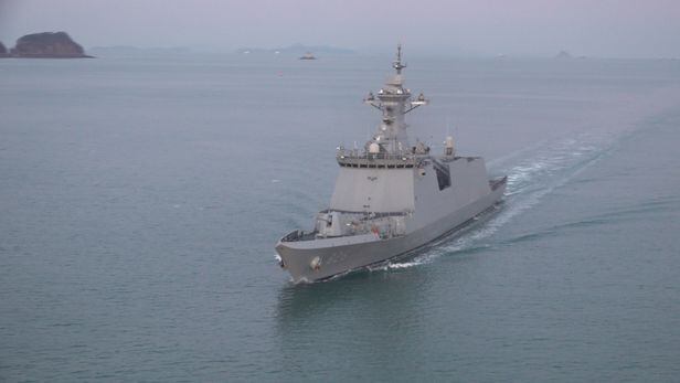 해군의 신형 호위함 천안함이 23일 서해수호를 위해 해군 2함대 사령부에 입항하고 있다. /해군