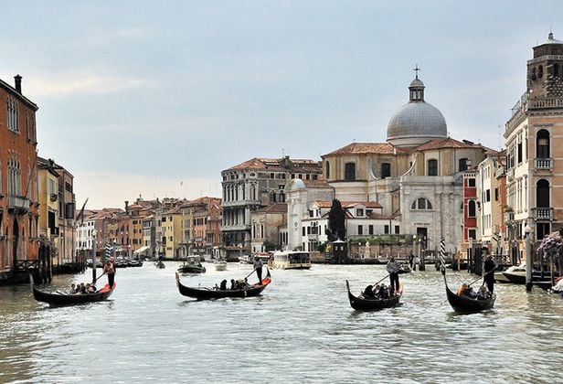 클래식 작곡가들의 뱃노래는 대부분 이탈리아 베네치아의 ‘곤돌라(베네치아 시내의 물길을 운행하는 배)’와 연관돼 있어요. 뱃노래가 곤돌라의 노를 젓는 뱃사공이 흥얼거리던 노래에서 유래했다고 알려져 있기 때문입니다. 사진은 이탈리아 베네치아에서 사람들이 곤돌라를 타는 모습. /위키피디아