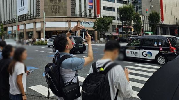 무소속 김남국 의원이 지난 1일 일본 도쿄 긴자 거리에서 휴대전화로 사진을 찍고 있다. /TV조선