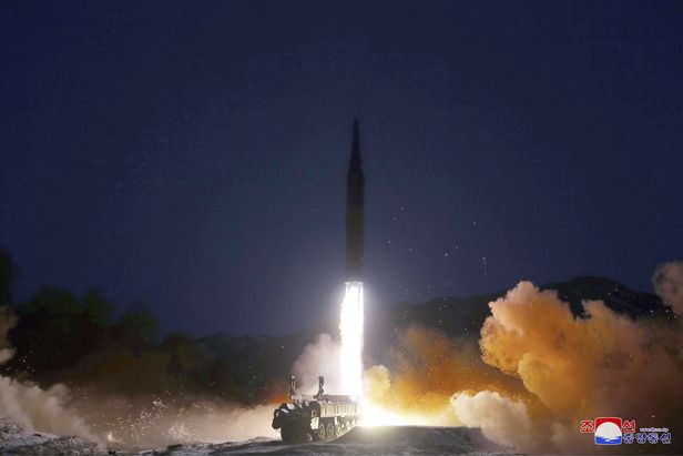 북한이 11일(현지 시각) 발사한 극초음속 미사일이 상공으로 솟구치고 있다. /조선중앙통신 연합뉴스