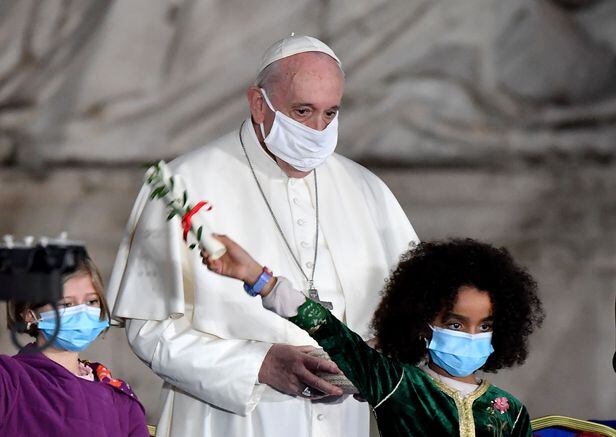 프란치스코 교황이 20일 로마의 한 성당에TJ 열린 세계평화를 위한 기도 행사에서 마스크를 쓰고있다. /AFP 연합뉴스