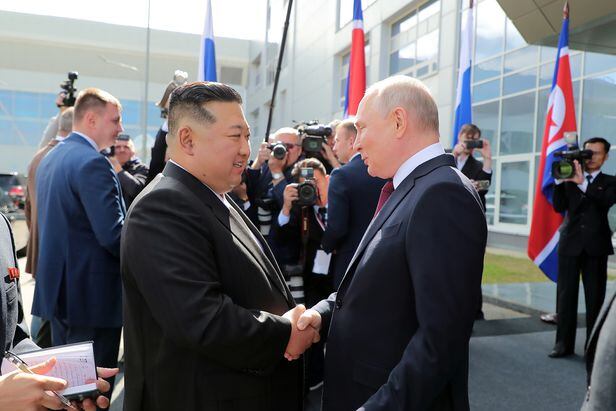 북한 김정은 국무위원장(왼쪽)이 13일 러시아 아무르주에 있는 보스토치니 우주기지에서 블라디미르 푸틴 러시아 대통령을 만나 악수하고 있다. /노동신문 뉴스1