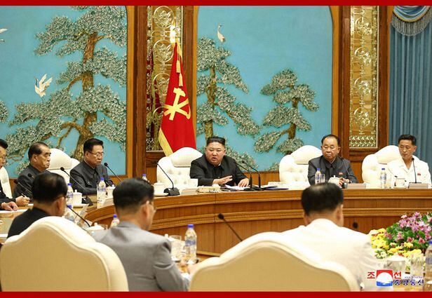 북한은 5일 김정은 주재로 노동당 정치국 회의를 열고 연말까지 '80일전투'를 벌이기로 결정했다고 조선중앙통신이 6일 전했다. /조선중앙통신 연합뉴스