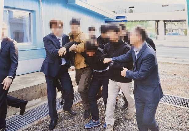 지난 2019년 11월 7일 경기 파주 판문점에서 촬영된 탈북어민 강제북송 당시 사진. 탈북 어민들이 북송되지 않기 위해 버티는 모습이 담겼다./통일부/전주혜 의원실