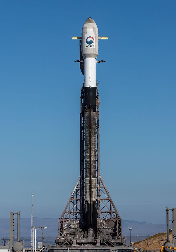 지난달 30일(현지시간) 미국 캘리포니아주 반덴버그 우주군기지에 우리 군 최초의 군사정찰위성 1호기를 탑재한 '팰컨9' 로켓이 기립해 있다.(SpaceX 제공)/뉴스1