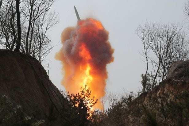 김정은 북한 국무위원장이 지난 18~19일 이틀간 '핵반격 가상 종합전술훈련'을 지도했다고 당 기관지 노동신문이 20일 보도했다. 산속에서 미사일이 불을 뿜으며 솟구치고 있다. /노동신문 뉴스1
