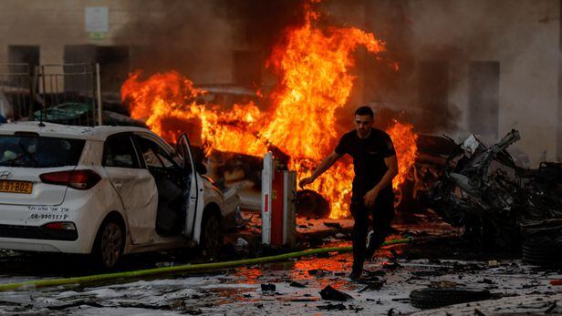 7일 가자 지구에서 발사된 로켓으로 이스라엘의 수도 텔아비브가 공습을 받자 시민들이 급히 대피하고 있다./로이터 연합뉴스