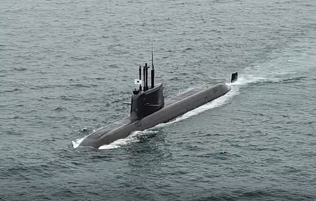우리나라가 독자 개발한 잠수함발사탄도미사일(SLBM)을 탑재한 도산안창호함(3000t급)이 지난해 9월 15일 시험발사를 위해 이동하는 장면. 
SLBM은 잠수함에서 은밀하게 운용할 수 있으므로 전략적 가치가 높다. 현재 미국, 러시아, 중국, 영국, 프랑스, 인도 등 6국만 운용하고 있는 무기체계다. 한국은 세계 7번째 SLBM 운용국이다. /국방부 제공