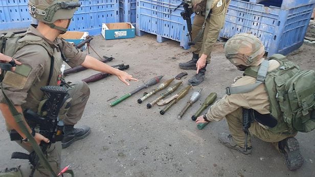 이스라엘군(IDF)이 하마스로부터 압수한 무기들을 공개했다. 왼쪽 장병이 손가락으로 가리키는 무기가 북한제 F-7 무기로 추정된다. /뉴스1