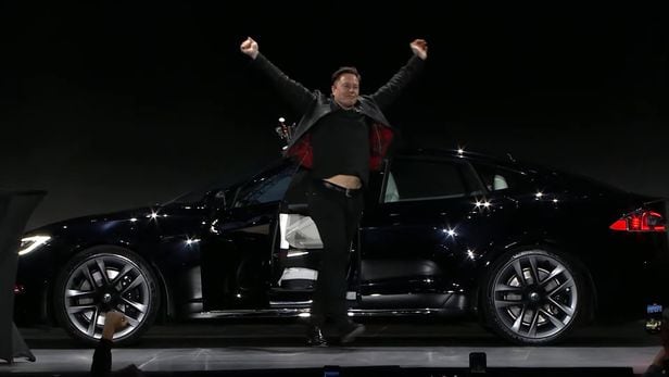 테슬라 일론 머스크 최고경영자가 ‘모델S 플레이드’ 출시 행사에서 차량을 소개하고 있다. /테슬라 유튜브 캡처