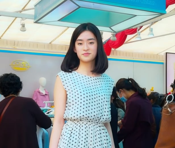 북한 유튜버 연미가 '2023년 봄철녀성옷전시회'에서 최신 평양 패션을 소개하는 모습. /유튜브