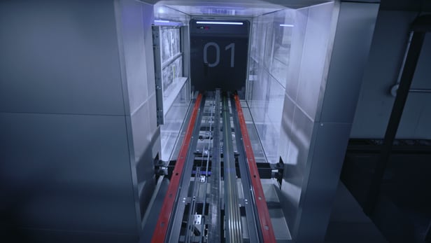네이버 1784의 로봇 전용 엘리베이터 '로보포트'. 하나의 승강로에 10대의 캐리어가 돌아가는 형태이다.