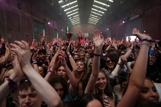 30일 밤  리버풀의 브램리-무어 창고 클럽에서 약 3000명의 젊은이들이 음악에 맞춰 신나게 춤을 추고 있다./로이터 연합뉴스