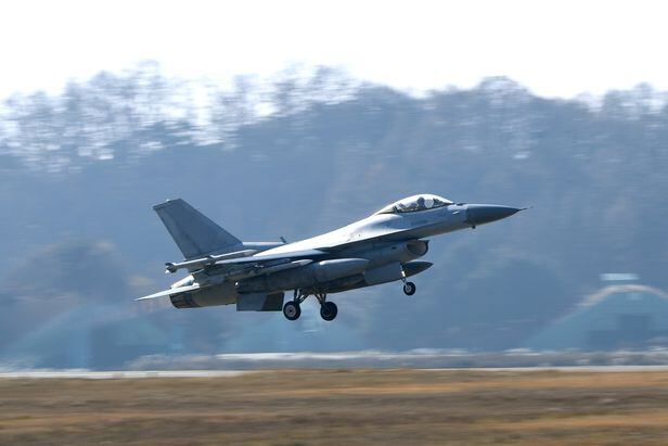 공군 F-16 전투기가 미-싱가포르 연합훈련 '코만도 슬링'에 참가했다. 사진은 F-16 전투기가 이륙하는 장면./공군 제공  