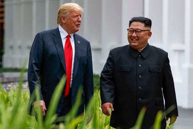 도널드 트럼프 미국 대통령과 김정은 북한 국무위원장이 2018년 6월 12일 싱가포르 센토사섬 카펠라 호텔에서 정상회담을 마친 뒤 정원에서 함께 산책하고 있는 모습. AP 연합뉴스