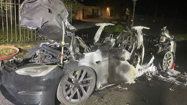 신형 모델S 플레이드가 주행 중 불이 나 전소되는 사고가 발생했다. 해당 차주의 변호인 측은 전소된 해당 차량 사진을 공개했다. /미국 법무법인 Geragos&Geragos