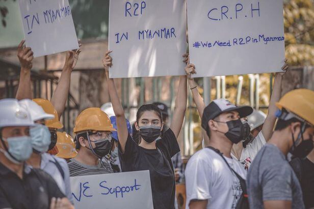 지난 3월 5일(한국 시각) '미스 유니버스 미얀마' 투자 윈 륀이 검은 마스크를 쓴 차림으로 미얀마 군부 쿠데타를 반대하는 시위에 참석해 있다. /인스타그램