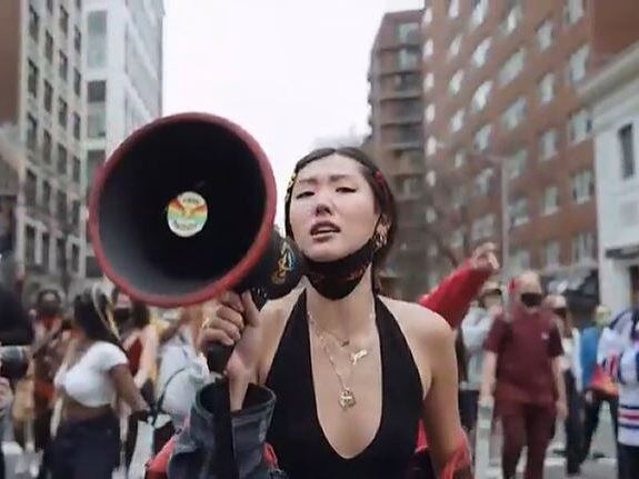 뉴욕에서 모델겸 사회운동가로 활동하고 있는 박진이씨가 아시아, 흑인 사회운동가들과 함께 연대해 아시아 증오 반대 시위를 하고 있다. /@alexkwoncolby 
