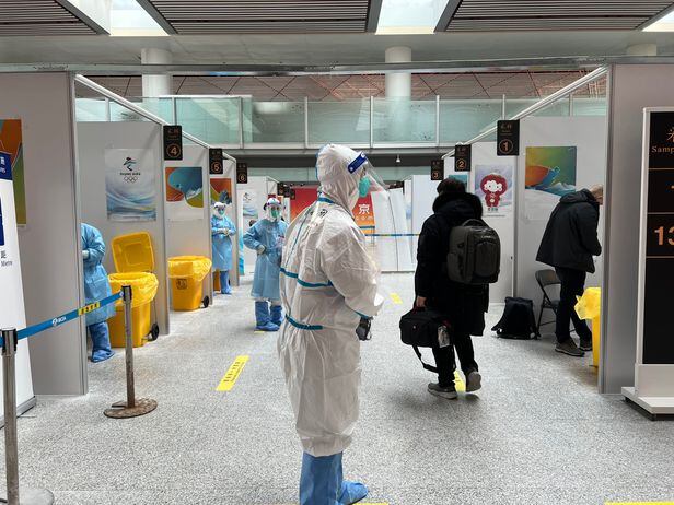 30일 베이징 서우두 국제공항에 마련된 PCR 검사장. 20여개곳에서 동시에 검사가 진행된다. /김지호 기자