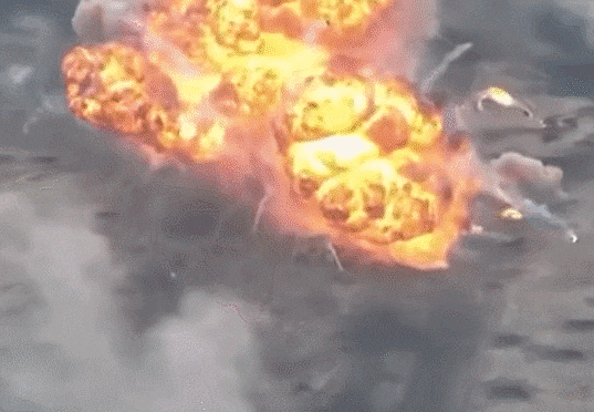 러시아군 탱크가 우크라이나군의 재블린 미사일을 맞고 폭발하는 순간. /유튜브