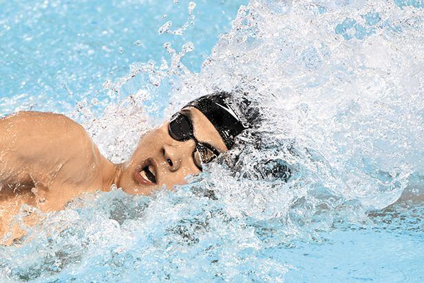 황선우(강원도청)가 18일 호주 멜버른에서 열린 2022 국제수영연맹 쇼트코스 세계수영선수권대회 남자 자유형 200ｍ 결승에서 아시아 신기록인 1분39초72로 금메달을 차지했다. /AP 연합뉴스