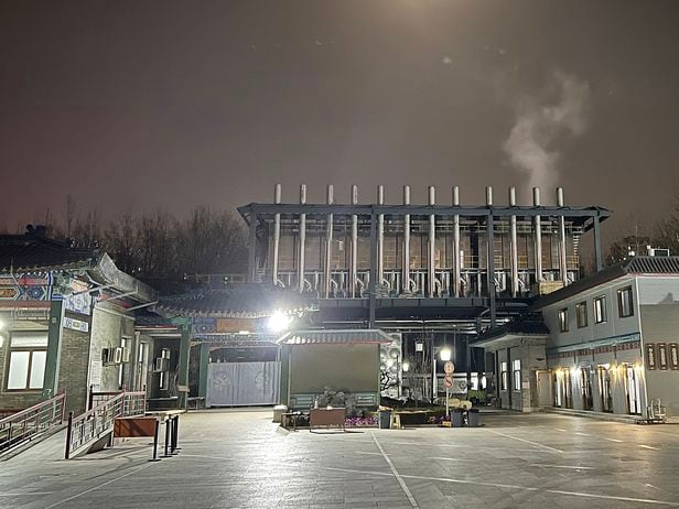 지난 7일 중국 베이징 차오양구의 한 화장장. 늦은 밤에도 화장터 고로에서 흰색 연기가 피어 오르고 있다./베이징=이벌찬 특파원