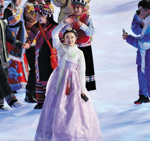 베이징올림픽 개회식때 논란된 한복 - 지난 2월 4일 2022 베이징 동계 올림픽 개회식에서 한복을 입은 여성이 다른 소수민족 의상을 입은 사람들과 함께 등장해 손을 흔들고 있다. /연합뉴스