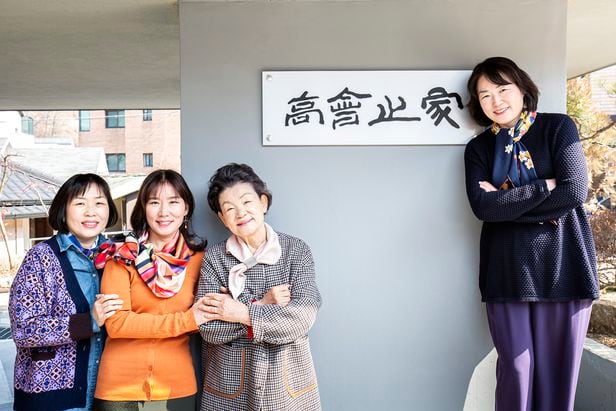 신달자 시인(왼쪽에서 세번째)과 세 딸들. /김종연 영상미디어 기자