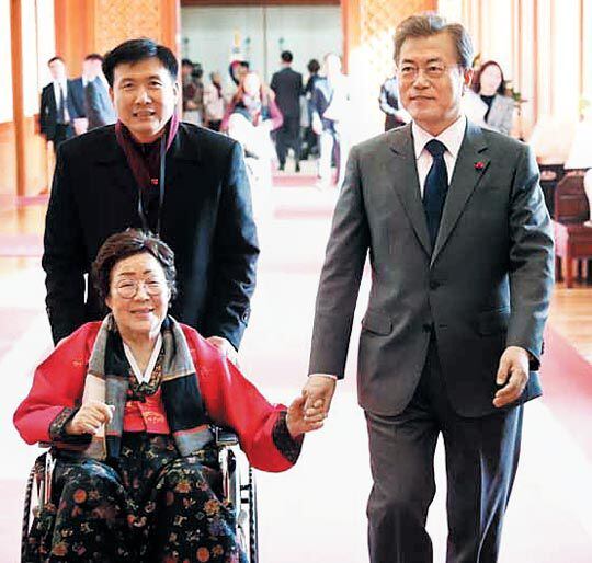 문재인 대통령이 4일 청와대로 일본군위안부 피해자 할머니들을 초청해 오찬을 함께한 뒤 위안부 피해자인 이용수 할머니(왼쪽)를 배웅하고 있다.