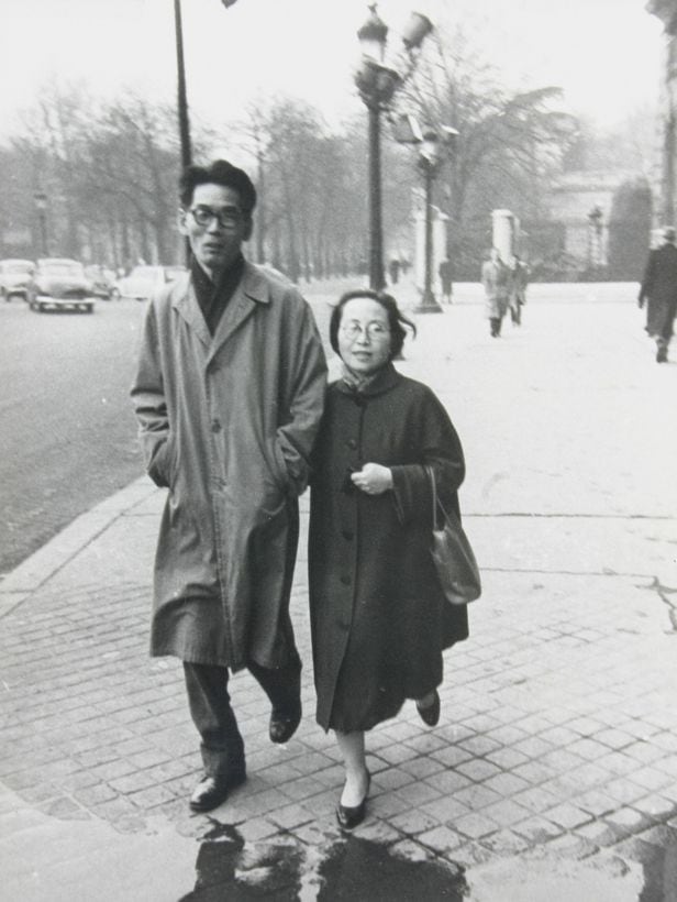 1957년 팔짱을 끼고 파리 거리를 활보하는 김환기(왼쪽)와 김향안. ©(재)환기재단·환기미술관