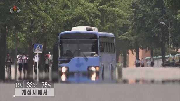 조선중앙TV는 3일 개성의 폭염 상태를 보도하며 파란색 버스가 시내를 달리는 장면을 내보냈다. 이 버스는 과거 정부와 현대차가 개성공단 통근용으로 제공한 것으로 추정된다. /조선중앙TV