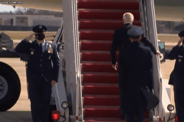 지난 19일(현지 시각) 조 바이든 대통령이 미 조지아주 애틀랜타로 가기 위해 앤드루스 공군기지에서 전용기인 에어 포스원을 탑승하면서 넘어지는 모습. /트위터