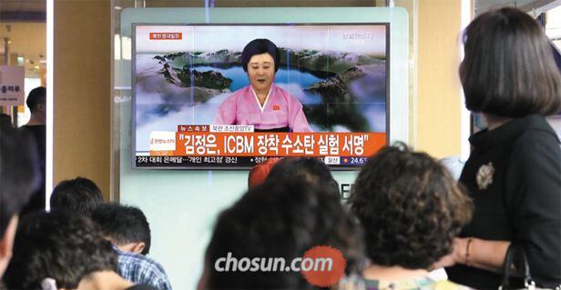 지난 3일 서울역 안 TV 앞에 모인 시민들이 북한의 6차 핵실험 소식을 전하는 뉴스를 보고 있다. 8일 갤럽이 발표한 여론조사 결과에 따르면 이후 우리 국민의 북핵 위기감이 고조되고 강경론에 대한 찬성 비율도 높아진 것으로 나타났다.