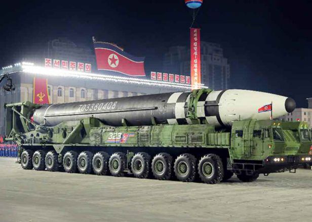 북한이 지난 10월 10일 노동당 창건 75주년 기념 열병식에서 미 본토를 겨냥할 수 있는 신형 대륙간탄도미사일(ICBM)을 공개했다./노동신문/뉴스1