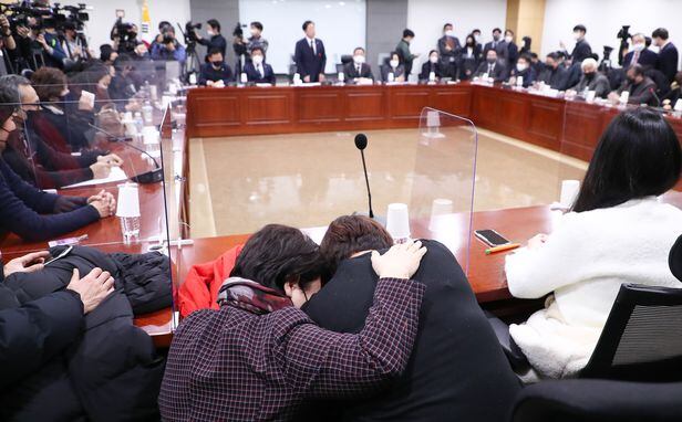 조은희 국민의힘 의원(왼쪽)이 20일 서울 여의도 국회 의원회관에서 열린 국민의힘과의 간담회에서 눈물을 흘리는 유가족을 위로하고 있다. /뉴스1