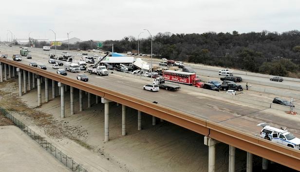 11일(현지시각) 미국 텍사스주 포트워스 인근 고속도로 빙판길에서 130중 추돌사고가나 차량들이 뒤엉켜있다./AP 연합뉴스