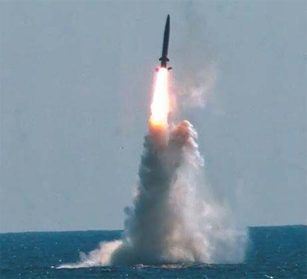 한국이 독자 개발한 SLBM(잠수함발사탄도미사일)이 15일 충남 안흥 시험장에서 국산 3000t급 잠수함 도산안창호함에서 발사되고 있다. 이 SLBM은 400여㎞를 비행한 뒤 서남해상의 목표물에 탄착(彈着)됐다. /국방부