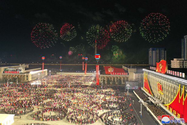 14일 북한 평양에서 당 제8차 대회 기념 열병식이 열렸다고 조선중앙통신이 15일 보도했다. /조선중앙통신 연합뉴스