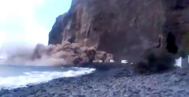 14일(현지 시각) 해안 절벽이 무너져 내렸던 스페인령 카나리아 제도의 화산섬 라고메라. /트위터