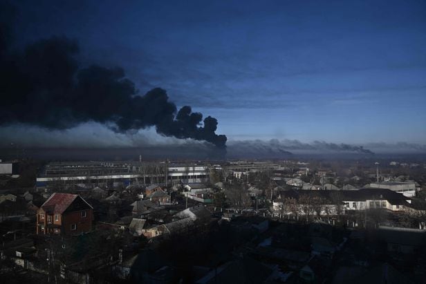 24일 우크라이나 동부 도시 하르키우 추구예프 공항이 러시아의 공격을 받고 연기가 솟아 오르고 있다./AFP 연합뉴스