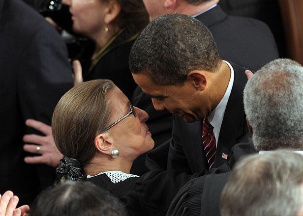 2009년 2월 긴즈버그 대법관이 대법원에서 만난 버락 오바마 대통령과 인사를 나누고 있다./AFP 연합뉴스