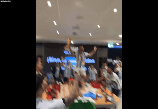 메시가 19일 월드컵 우승컵을 들고 라커룸 중앙 테이블 위에 올라가 춤을 추고 있다. /세르히오 아구에로 인스타그램